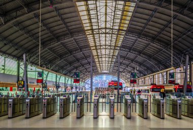 BILBAO, SPAIN, Ekim 29, 2014: İspanya 'nın Bilbao kentindeki Abando Indalecio Prieto tren istasyonunun içi