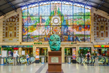 BILBAO, SPAIN, Ekim 29, 2014: İspanya 'nın Bilbao kentindeki Abando Indalecio Prieto tren istasyonunun içi