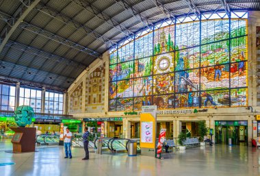 BILBAO, SPAIN, Ekim 29, 2014: İspanya 'nın Bilbao kentindeki Abando Indalecio Prieto tren istasyonunun içi