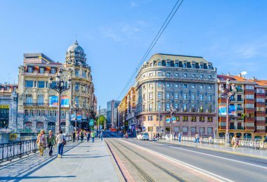 Bilbao, İspanya, İspanya 'da insanlar Puente de el arenal' den geçiyor.