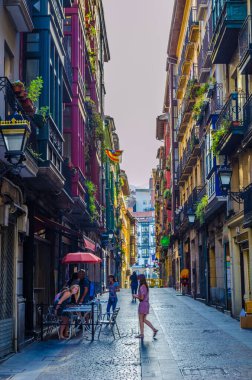 BILBAO, SPAIN, ECTOBER 29,2014: İnsanlar İspanya 'nın Bilbao kentindeki dar bir sokakta geziniyorlar