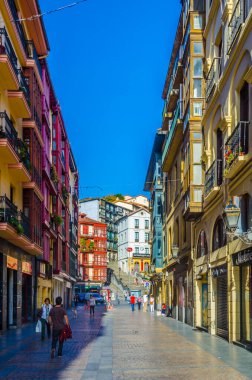 BILBAO, SPAIN, ECTOBER 29,2014: İnsanlar İspanya 'nın Bilbao kentindeki dar bir sokakta geziniyorlar