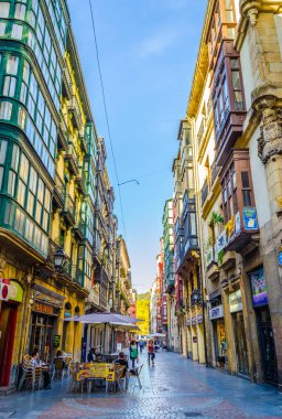 BILBAO, SPAIN, ECTOBER 29,2014: İnsanlar İspanya 'nın Bilbao kentindeki dar bir sokakta geziniyorlar