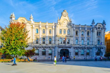SANTANDER, SPAIN, EKİM 30 Ekim 2014: İspanya 'nın Santander kentindeki belediye binasının önünde insanlar geziniyor