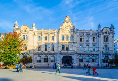 SANTANDER, SPAIN, EKİM 30 Ekim 2014: İspanya 'nın Santander kentindeki belediye binasının önünde insanlar geziniyor