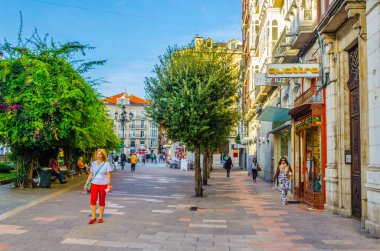 Santander, İspanya, 30 Ekim 2014: Santander, İspanya 'daki Calle Juan de Herrera' da insanlar geziniyor