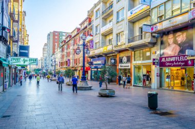 Santander, İspanya, 30 Ekim 2014: Santander, İspanya 'daki Calle Juan de Herrera' da insanlar geziniyor