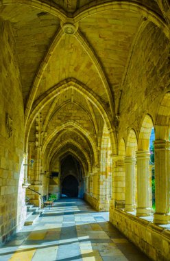 SANTANDER, SPAIN, OKTOBER 30 Ekim 2014: Santander Katedrali 'nin gotik kemerlerinin görüntüsü, İspanya