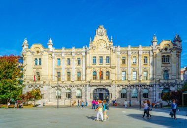 SANTANDER, SPAIN, EKİM 30 Ekim 2014: İspanya 'nın Santander kentindeki belediye binasının önünde insanlar geziniyor
