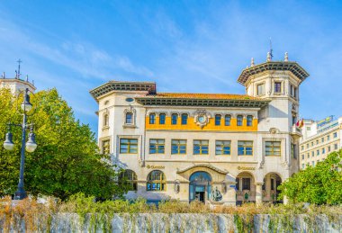 SANTANDER, İspanya, 30 Ekim 2014: Santander, İspanya 'daki bir postanenin renkli evi