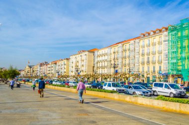 SANTANDER, SPAIN, EKİM 30 Ekim 2014: İnsanlar Santander, İspanya 'da geziniyorlar