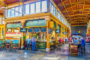 SANTANDER, SPAIN, EKİM 30 Ekim 2014: İspanya 'nın Santander kentinde bir İspanyol barının görüntüsü