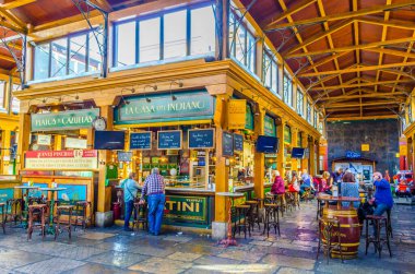 SANTANDER, SPAIN, EKİM 30 Ekim 2014: İspanya 'nın Santander kentinde bir İspanyol barının görüntüsü