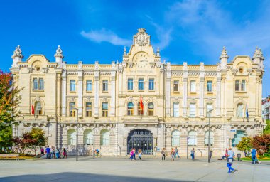 SANTANDER, SPAIN, EKİM 30 Ekim 2014: İspanya 'nın Santander kentindeki belediye binasının önünde insanlar geziniyor