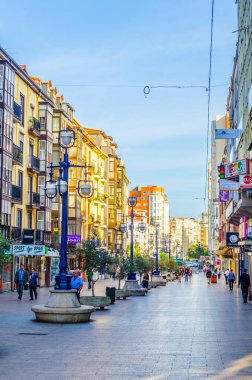 Santander, İspanya, 30 Ekim 2014: Santander, İspanya 'daki Calle Juan de Herrera' da insanlar geziniyor