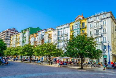 Santander, İspanya, 30 Ekim 2014: Santander, İspanya 'daki Calle Juan de Herrera' da insanlar geziniyor