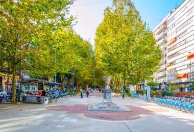 Santander, İspanya, 30 Ekim 2014: Santander, İspanya 'daki Calle Juan de Herrera' da insanlar geziniyor