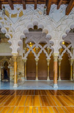 ZARAGOZA, SPAIN, NOVEMBER 1. 2014: İspanya 'nın Zaragoza kentindeki Aljaferia sarayının girişindeki güzel İslami sütunlar
