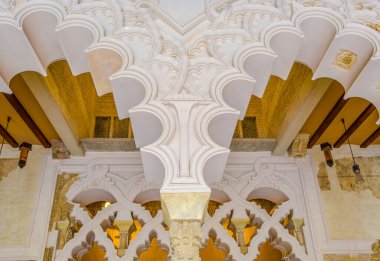 ZARAGOZA, SPAIN, NOVEMBER 1. 2014: İspanya 'nın Zaragoza kentindeki Aljaferia sarayının girişindeki güzel İslami sütunlar