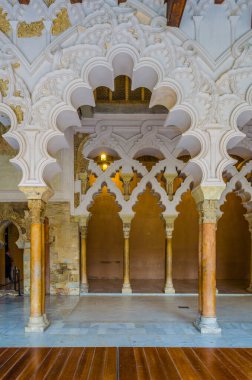 ZARAGOZA, SPAIN, NOVEMBER 1. 2014: İspanya 'nın Zaragoza kentindeki Aljaferia sarayının girişindeki güzel İslami sütunlar