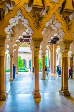 ZARAGOZA, SPAIN, NOVEMBER 1. 2014: İspanya 'nın Zaragoza kentindeki Aljaferia sarayının girişindeki güzel İslami sütunlar