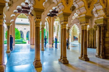 ZARAGOZA, SPAIN, NOVEMBER 1. 2014: İspanya 'nın Zaragoza kentindeki Aljaferia sarayının girişindeki güzel İslami sütunlar