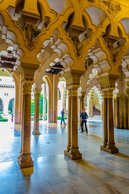 ZARAGOZA, SPAIN, NOVEMBER 1. 2014: İspanya 'nın Zaragoza kentindeki Aljaferia sarayının girişindeki güzel İslami sütunlar