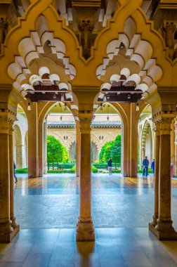 ZARAGOZA, SPAIN, NOVEMBER 1. 2014: İspanya 'nın Zaragoza kentindeki Aljaferia sarayının girişindeki güzel İslami sütunlar