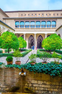 ZARAGOZA, İspanya, NOVEMBER 1. 2014: İspanya 'nın Zaragoza kentindeki Aljaferia sarayının küçük bir avlusu