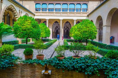 ZARAGOZA, İspanya, NOVEMBER 1. 2014: İspanya 'nın Zaragoza kentindeki Aljaferia sarayının küçük bir avlusu