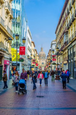 ZARAGOZA, SPAIN, NOVEMBER 1. 2014: İspanya 'nın Zaragoza kentindeki Calle de Alfonso I' de insanlar geziniyor