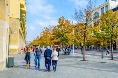 ZARAGOZA, SPAIN, NOVEMBER 1. 2014: İspanya 'nın Zaragoza kentindeki Paseo de la Independencia' da insanlar geziniyor