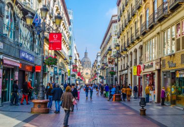 ZARAGOZA, SPAIN, NOVEMBER 1. 2014: İspanya 'nın Zaragoza kentindeki Calle de Alfonso I' de insanlar geziniyor