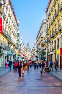 ZARAGOZA, SPAIN, NOVEMBER 1. 2014: İspanya 'nın Zaragoza kentindeki Calle de Alfonso I' de insanlar geziniyor