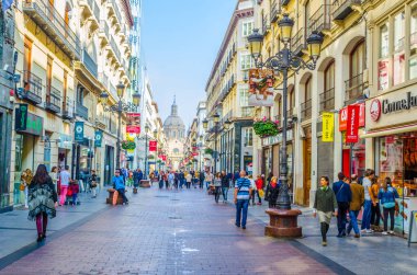 ZARAGOZA, SPAIN, NOVEMBER 1. 2014: İspanya 'nın Zaragoza kentindeki Calle de Alfonso I' de insanlar geziniyor