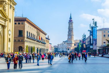 ZARAGOZA, SPAIN, NOVEMBER 1. 2014: İspanya 'nın Zaragoza kentindeki Plaza de Pilar' da insanlar geziniyor