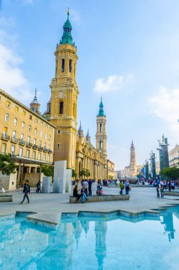 ZARAGOZA, SPAIN, NOVEMBER 1. 2014: İspanya 'nın Zaragoza kentindeki Basilica de nuestra senora de pilar' ın önünde insanlar geziniyor