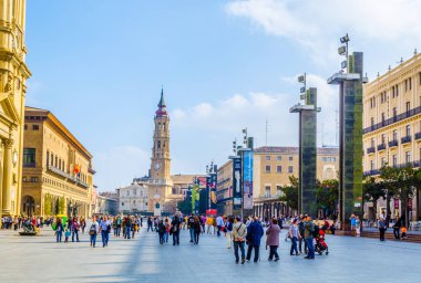 ZARAGOZA, SPAIN, NOVEMBER 1. 2014: İspanya 'nın Zaragoza kentindeki Plaza de Pilar' da insanlar geziniyor