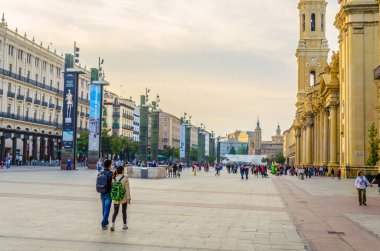 ZARAGOZA, SPAIN, NOVEMBER 1. 2014: İspanya 'nın Zaragoza kentindeki Basilica de nuestra senora de pilar' ın önünde insanlar geziniyor