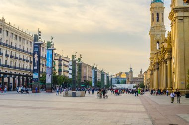 ZARAGOZA, SPAIN, NOVEMBER 1. 2014: İspanya 'nın Zaragoza kentindeki Basilica de nuestra senora de pilar' ın önünde insanlar geziniyor