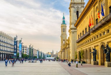 ZARAGOZA, SPAIN, NOVEMBER 1. 2014: İspanya 'nın Zaragoza kentindeki Basilica de nuestra senora de pilar' ın önünde insanlar geziniyor