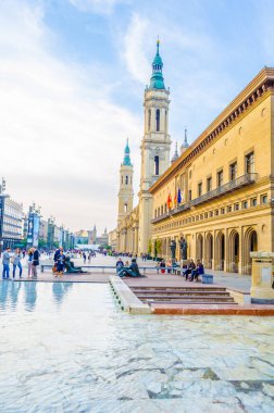 ZARAGOZA, SPAIN, NOVEMBER 1. 2014: İspanya 'nın Zaragoza kentindeki Basilica de nuestra senora de pilar' ın önünde insanlar geziniyor
