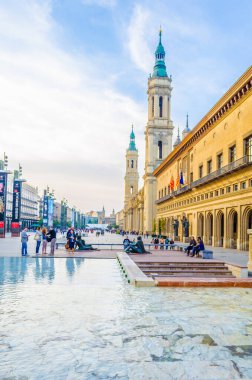 ZARAGOZA, SPAIN, NOVEMBER 1. 2014: İspanya 'nın Zaragoza kentindeki Basilica de nuestra senora de pilar' ın önünde insanlar geziniyor