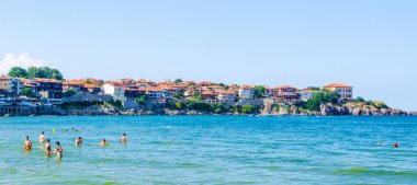SOZOPOL, BULGARIA, 17 Temmuz 2015: Central Beach and view of the Old Town. Sozopol MÖ 7. yüzyılda Yunan sömürgeciler tarafından kuruldu. Günümüzde ülkenin en büyük sahil beldelerinden biridir.