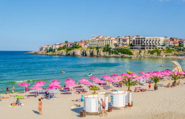 SOZOPOL, BULGARIA, 17 Temmuz 2015: Central Beach and view of the Old Town. Sozopol MÖ 7. yüzyılda Yunan sömürgeciler tarafından kuruldu. Günümüzde ülkenin en büyük sahil beldelerinden biridir.