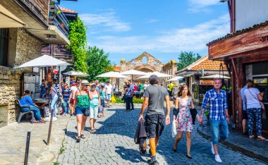NESEBAR, BULGARIA, 17 HAZİRAN 2015: UNESCO Dünya Mirası 'na ait olan Macaristan şehir nesebar sokaklarında güneşli yaz gününde insanlar geziniyor.