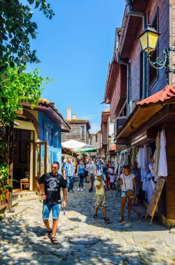 NESEBAR, BULGARIA, 17 HAZİRAN 2015: UNESCO Dünya Mirası 'na ait olan Macaristan şehir nesebar sokaklarında güneşli yaz gününde insanlar geziniyor.