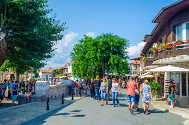 NESEBAR, BULGARIA, 17 HAZİRAN 2015: UNESCO Dünya Mirası 'na ait olan Macaristan şehir nesebar sokaklarında güneşli yaz gününde insanlar geziniyor.