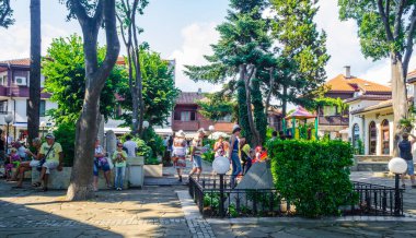 NESEBAR, BULGARIA, 17 HAZİRAN 2015: UNESCO Dünya Mirası 'na ait olan Macaristan şehir nesebar sokaklarında güneşli yaz gününde insanlar geziniyor.