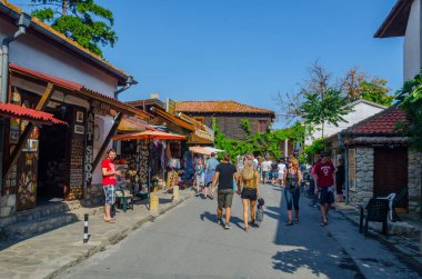 NESEBAR, BULGARIA, 17 HAZİRAN 2015: UNESCO Dünya Mirası 'na ait olan Macaristan şehir nesebar sokaklarında güneşli yaz gününde insanlar geziniyor.